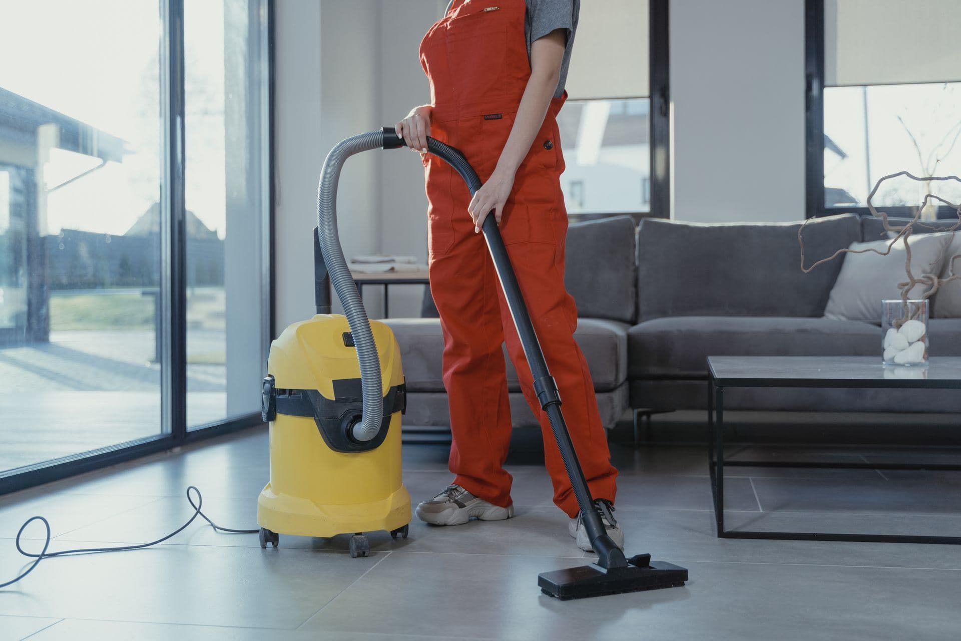 Cleaner using a wet-and-dry vacuum in a living room